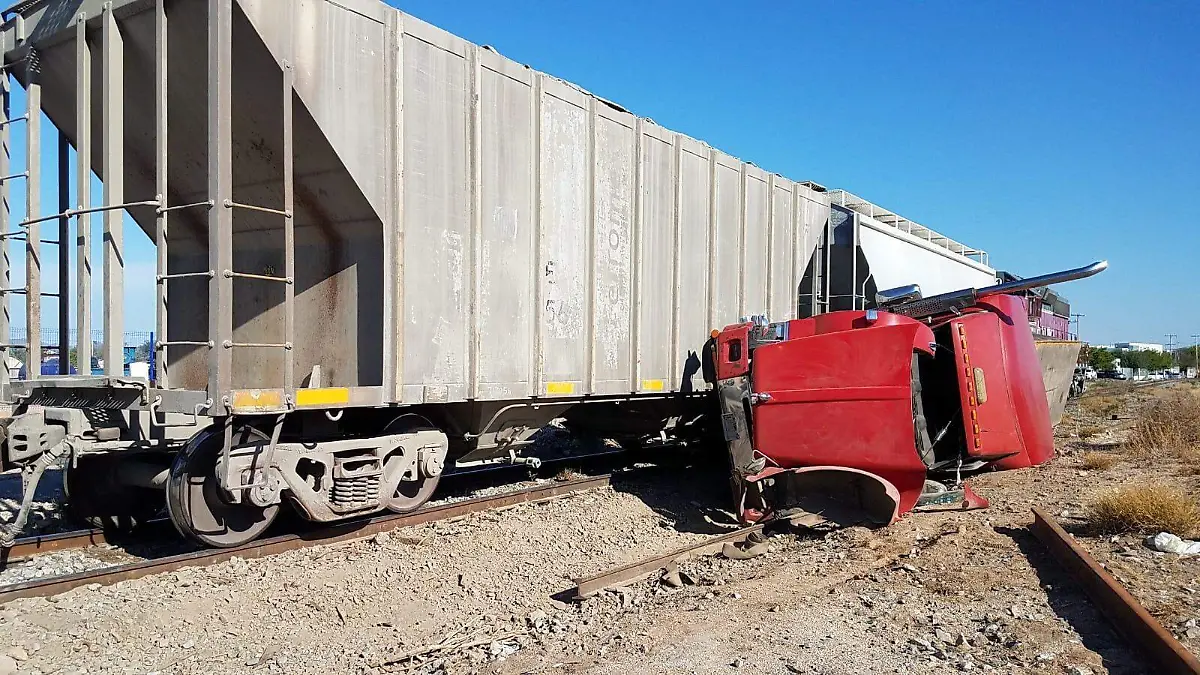 tráiler arrollado por el tren (6)